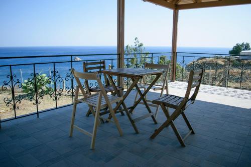 ENDLESS BLUE in Gortina
