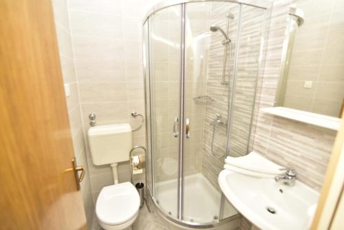 Double Room with Private Bathroom image 5