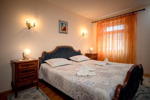  Spacious 3 Bedroom Ap. - Quiet Center! in Stari Grad