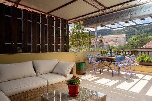  Spacious 3 Bedroom Ap. - Quiet Center! in 21460 Stari Grad