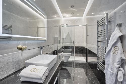 Golden Key Boutique Hotel - 샤워실