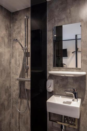 Small Double Room image 2
