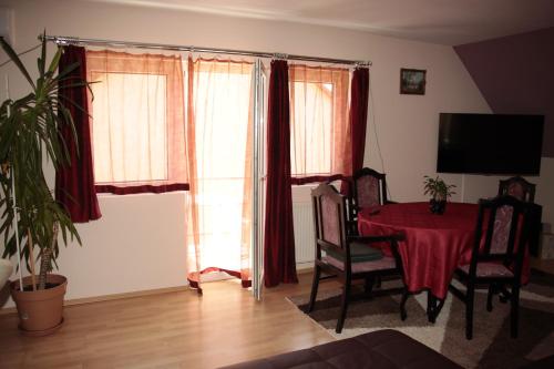 ห้องส่วนกลางสำหรับนั่งเล่น/ดูทีวี, Fox Apartmanok in เฮวิส