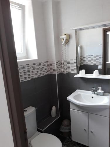 Hotel St Charles - image 3