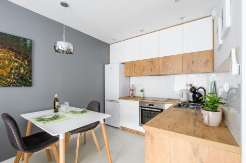 M&R Apartament Airport&Business DeLuxe Cybernetyki 17 - underground garage - free WiFi - Netflix - air conditioning - self check-in, close by Chopin Airport, Varšava (fotografie 6)