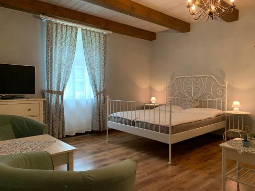 1 queen bed, 1 twin bed, 1 sofa bed