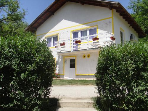Viesnīcas āriene, Home-Vasva and Hazim in Orašac