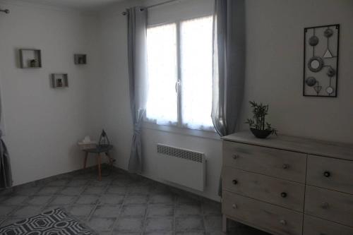 La maison de Manon, 4-5personnes, 75m2, centre village, jardin et wifi