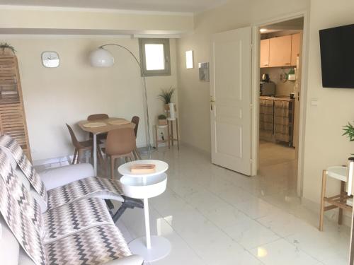 Quiet flat next to the beach - image 2
