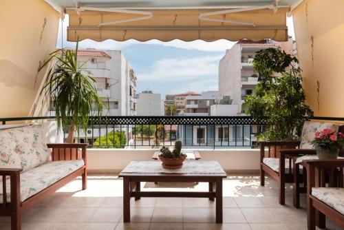  Penthouse 5 min from airport and sea, Pension in Markopoulo