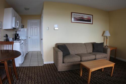 2 queen beds, 1 sofa bed