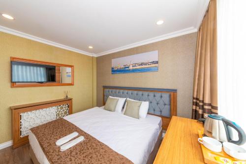 Standard Double or Twin Room image 6