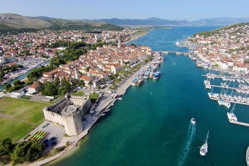 Rooms with a parking space Trogir - 17442, Trogir (photo 6)