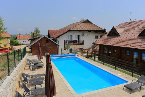 Apartments and rooms with a swimming pool Grabovac Plitvice - 17514 