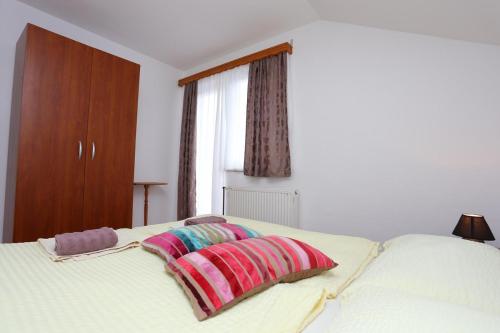 Apartments and rooms with a swimming pool Grabovac, Plitvice - 17514