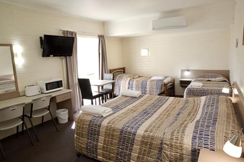 Pioneer Motel Goondiwindi The 3.5-star Comfort Inn Goondiwindi offers comfort and convenience whether youre on business or holiday in Goondiwindi. The hotel offers a wide range of amenities and perks to ensure you have a grea