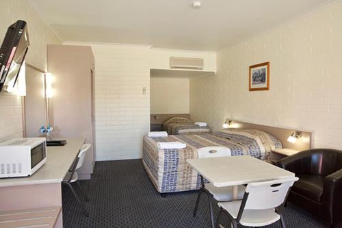 Pioneer Motel Goondiwindi The 3.5-star Comfort Inn Goondiwindi offers comfort and convenience whether youre on business or holiday in Goondiwindi. The hotel offers a wide range of amenities and perks to ensure you have a grea