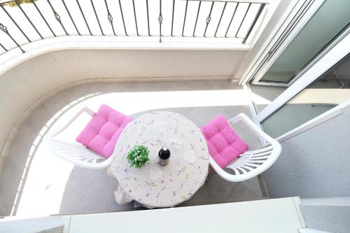 One-Bedroom Apartment with Balcony image 3