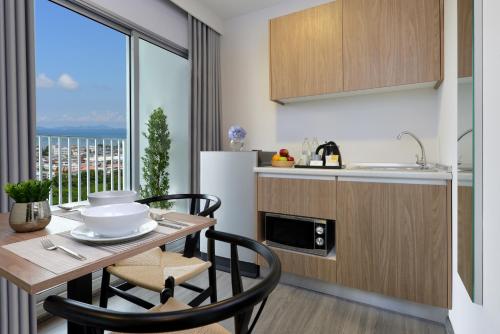 Kitchen, Centre Point Prime Hotel Pattaya in Naklua