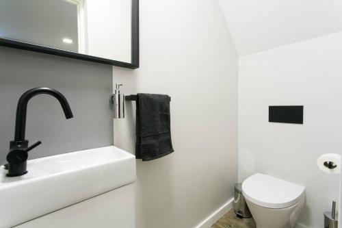 The Rose of Bairro Alto - main image