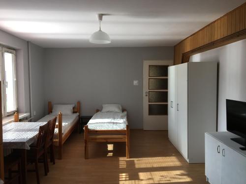 4 twin beds