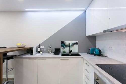 The Rose of Bairro Alto - image 14