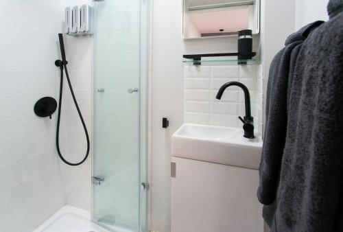 The Rose of Bairro Alto - image 11