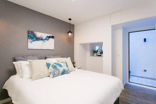 The Rose of Bairro Alto - image 2