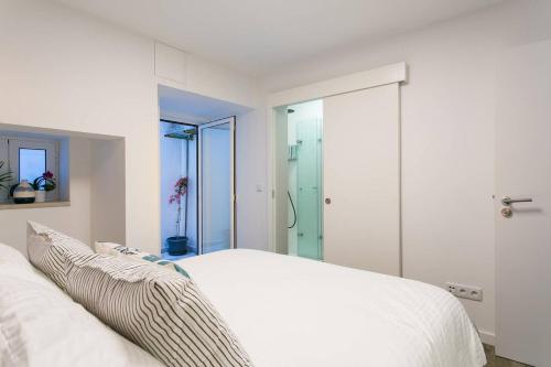 The Rose of Bairro Alto - image 6