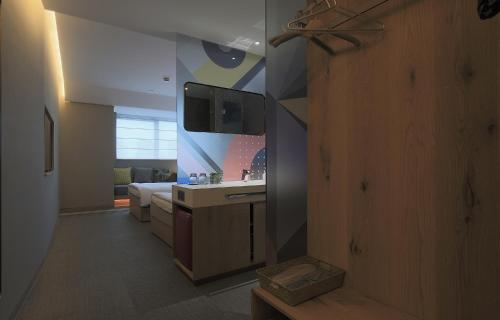 room detail thumbnail 1