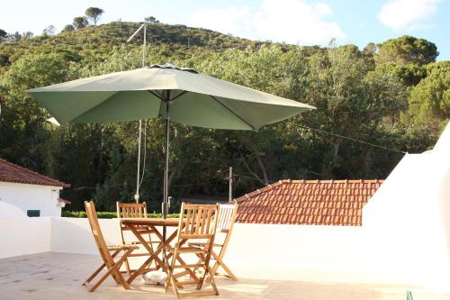  Casa do Limoeiro with BBQ - in Arrábida Park, Pension in Setúbal