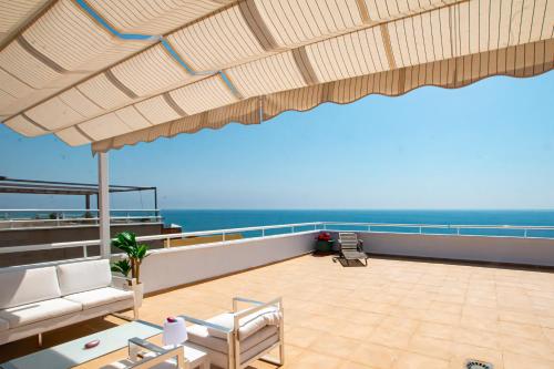 Three-Bedroom Penthouse with Rooftop Terrace room in Apartamentos Be Suites Primera Linea