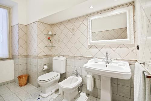 Central Balcony Apartment - image 4