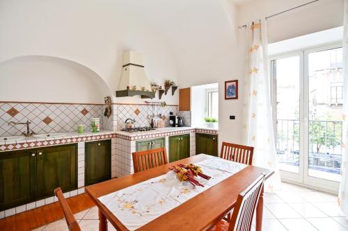 Central Balcony Apartment - image 7