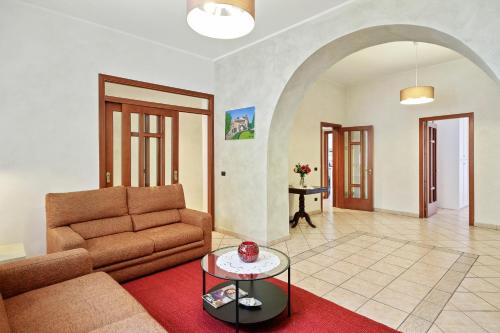 Central Balcony Apartment - image 3