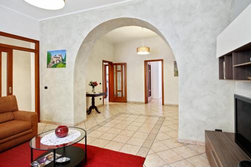 Central Balcony Apartment - image 5