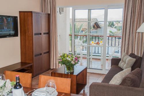 Aparthotel Ona Ogisaka Garden in Las Rotas Beach