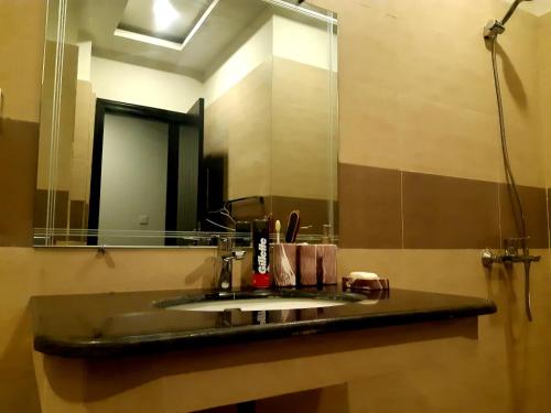 Luxurious Flat located in mid of Isb & isb airport
