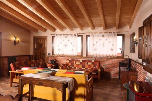 La Casa del Abuelo Simón (La Casa del Abuelo Simon) in Fuente el Sauz