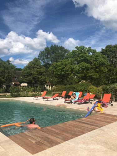 Swimming pool, La Ferme des Isles in Autheuil-Authouillet