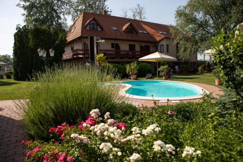 A szálláshely kívülről, Zsanett Hotel in Balatonkeresztúr