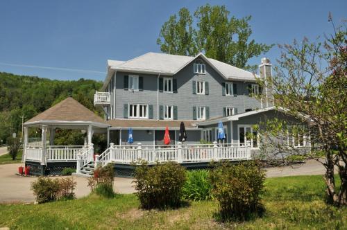 A szálláshely kívülről, Auberge Beausejour in Saint-Joseph-De-La-Rive (QC)