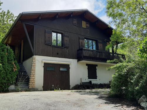 Chalet au bord d'un petit lac en Savoie dans les Alpes