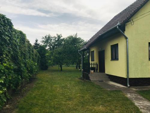 A szálláshely kívülről, Lellei Pihenőház Balatonlelle (Lellei Pihenohaz Balatonlelle) in Balatonlelle