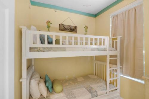 1B/2 Bath With Bonus Room Master Bedroom and Living Room Face the Gulf! - image 5