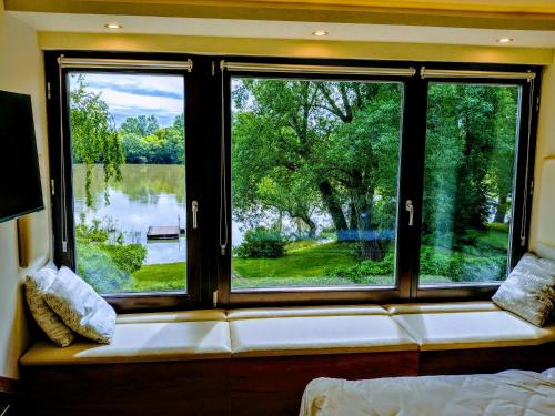 Studio Apartment with River View (2 Adults)