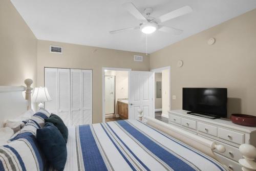 0205 - 2B/2 Bath With Bunks - Gulf Front Balcony - Living Room Faces the Gulf - image 9