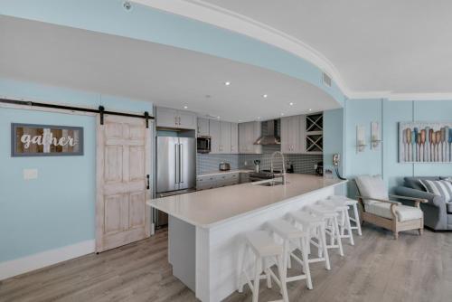 1901 - 3 Bedroom 3 Bath. Fully Renovated! Free Beach Chairs! - image 5