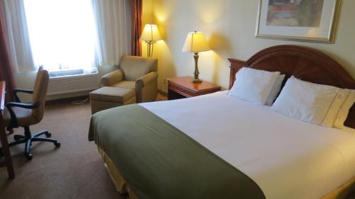 บริการและสิ่งอำนวยความสะดวก, เบย์มอนต์ อินน์ แอนด์ สวีท บาย วินด์แฮม (Baymont Inn & Suites by Wyndham) in ฮอลบรูค (AZ)
