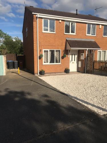 Hinckley Home Sleeps 6 Complete House, , Leicestershire